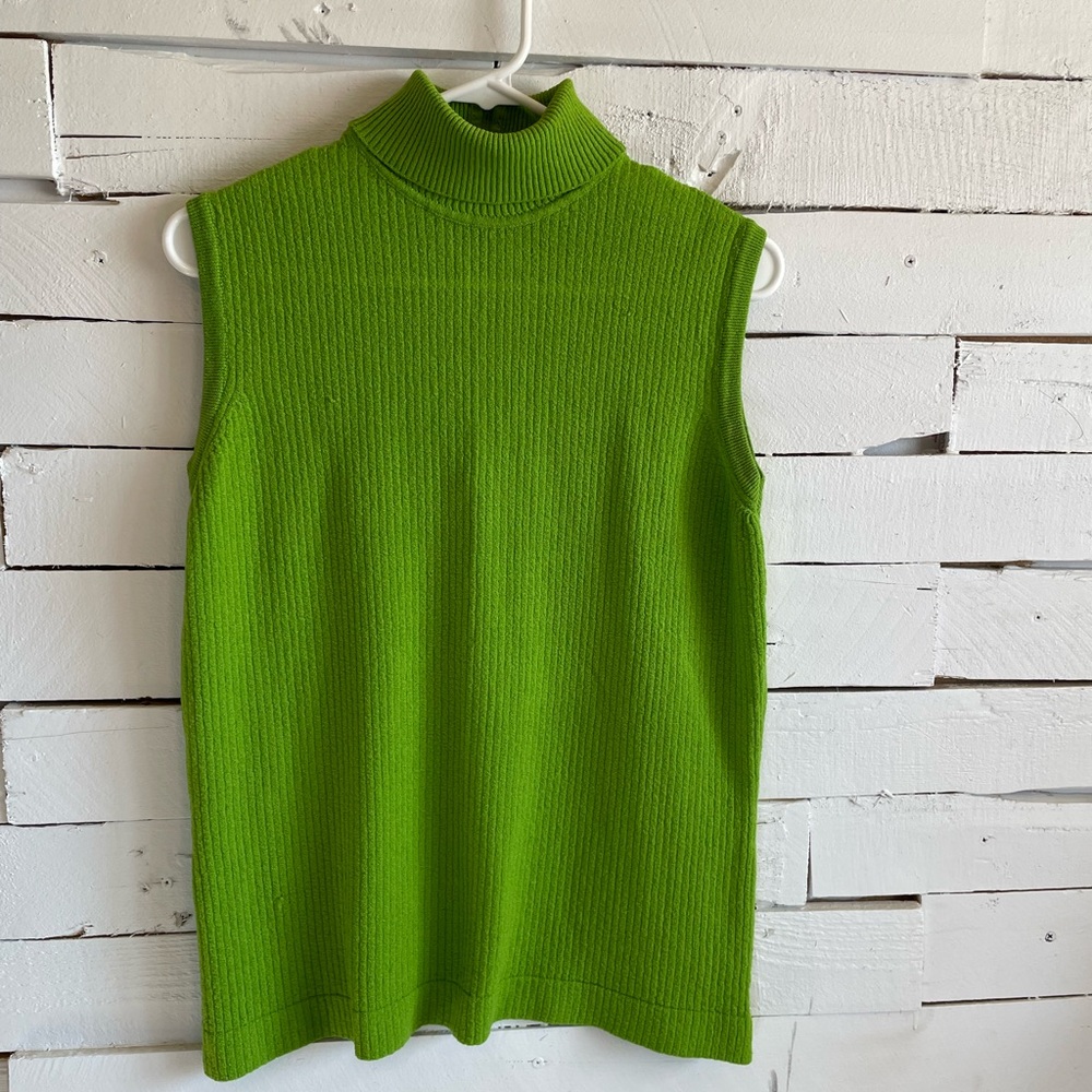 Green Cowl Turtleneck Sweater with Ribbed Knit and Sleeveless Design